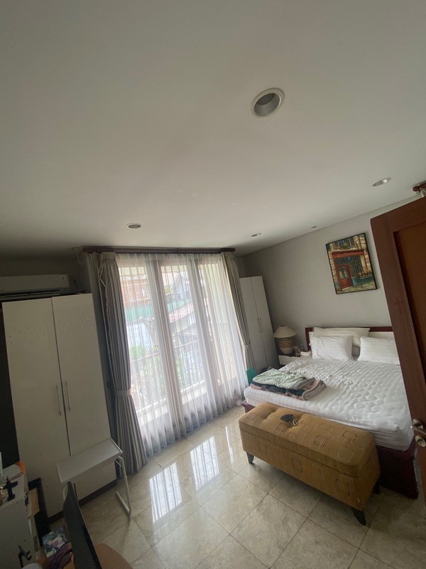 Rumah Luas dengan Kolam Renang di Lebak Bulus