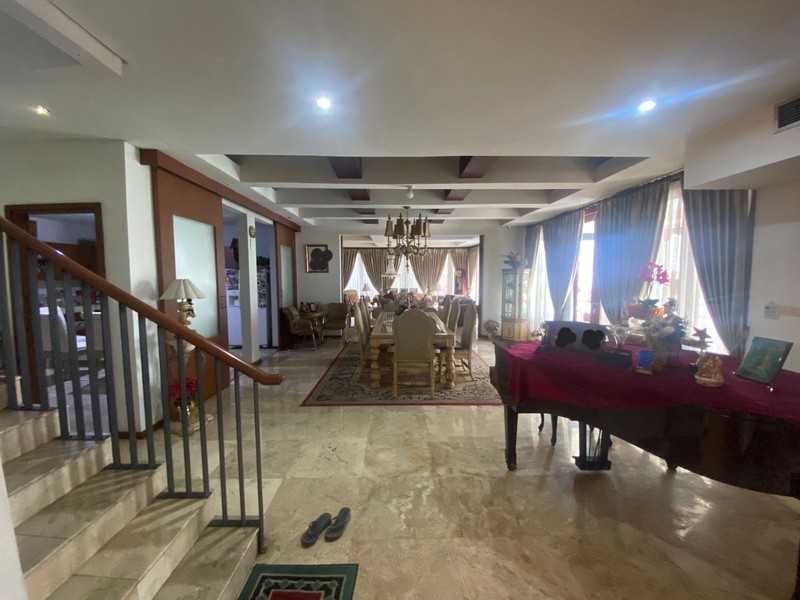 Rumah Luas dengan Kolam Renang di Lebak Bulus