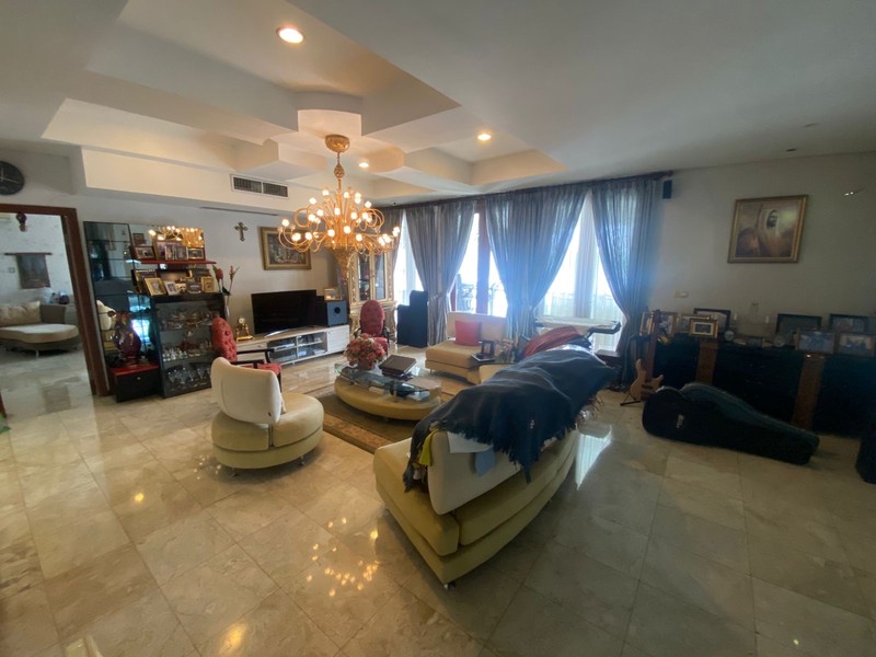 Rumah Luas dengan Kolam Renang di Lebak Bulus