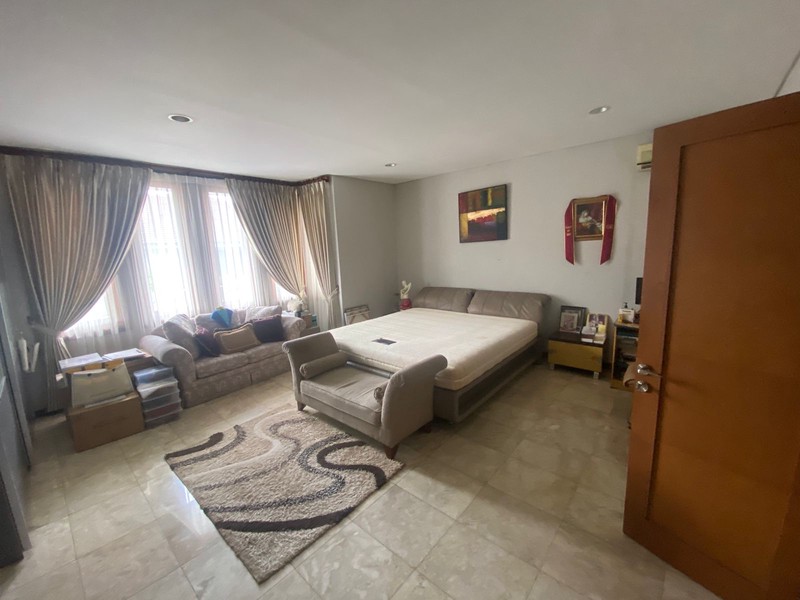 Rumah Luas dengan Kolam Renang di Lebak Bulus