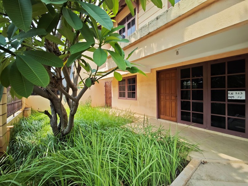 Rumah sudah ditinggikan 100cm dari jalan, cocok untuk dibangun sesuai keinginan pemilik baru di Janur Elok, Kelapa Gading