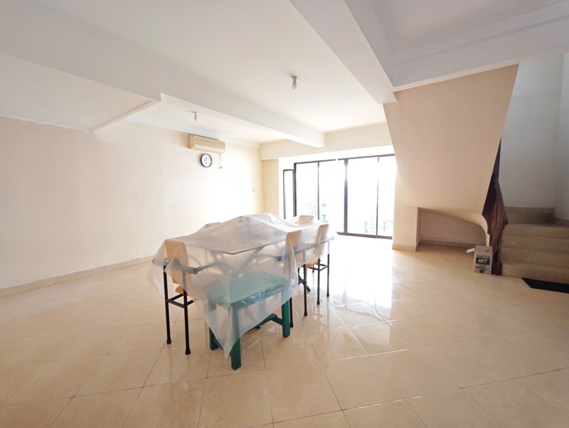 Rumah sudah ditinggikan 100cm dari jalan, cocok untuk dibangun sesuai keinginan pemilik baru di Janur Elok, Kelapa Gading