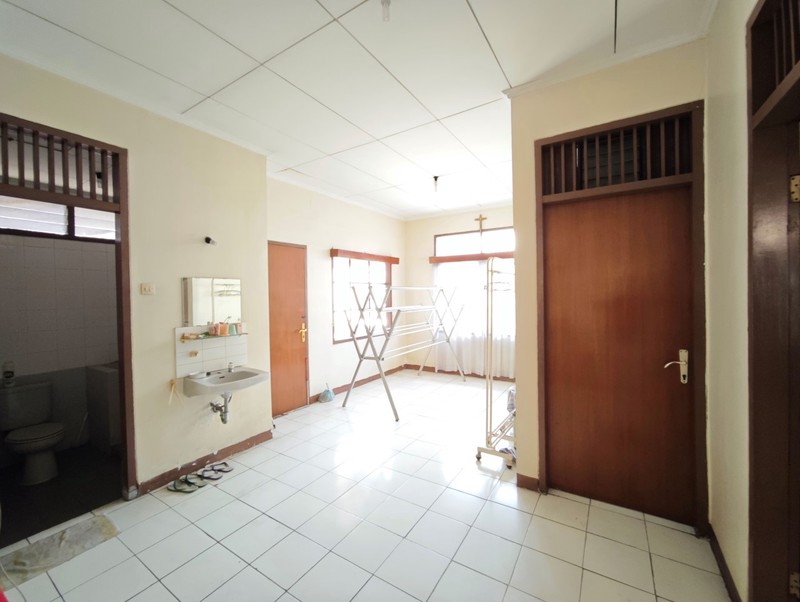 Rumah sudah ditinggikan 100cm dari jalan, cocok untuk dibangun sesuai keinginan pemilik baru di Janur Elok, Kelapa Gading