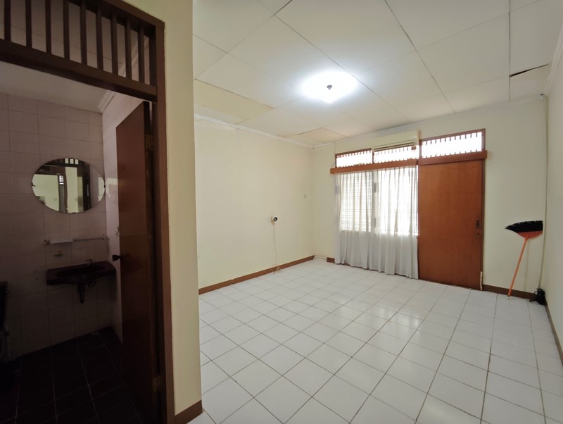 Rumah sudah ditinggikan 100cm dari jalan, cocok untuk dibangun sesuai keinginan pemilik baru di Janur Elok, Kelapa Gading