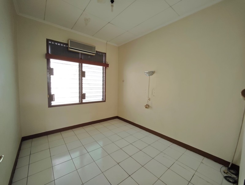 Rumah sudah ditinggikan 100cm dari jalan, cocok untuk dibangun sesuai keinginan pemilik baru di Janur Elok, Kelapa Gading