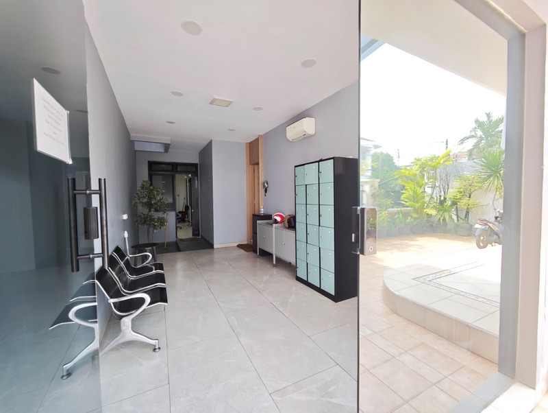 Rumah dengan fungsi kantor, ruang tunggu, ruang direksi, ruang meeting di Janur Elok Kelapa Gading