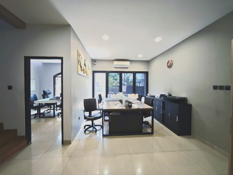 Rumah dengan fungsi kantor, ruang tunggu, ruang direksi, ruang meeting di Janur Elok Kelapa Gading
