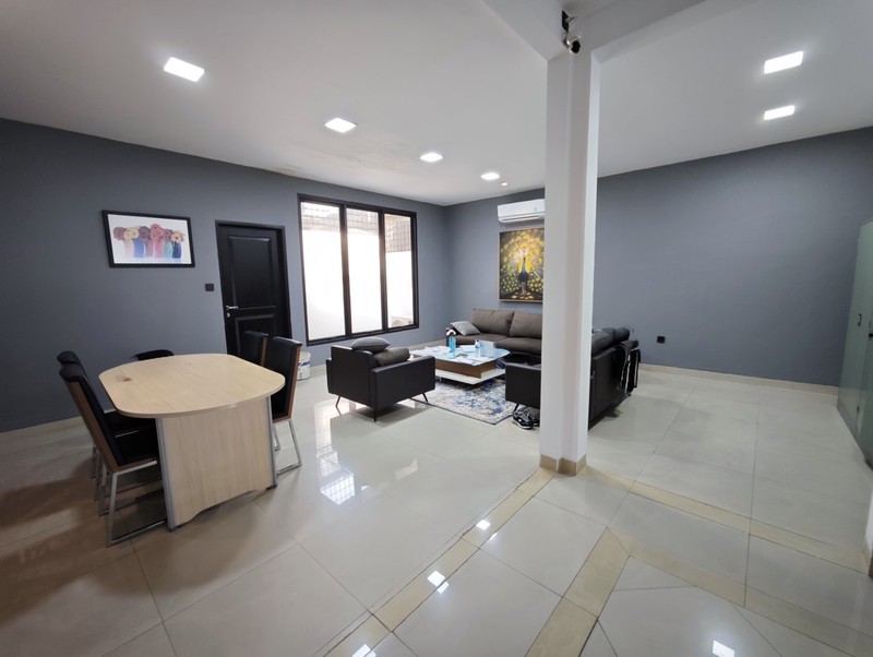 Rumah dengan fungsi kantor, ruang tunggu, ruang direksi, ruang meeting di Janur Elok Kelapa Gading