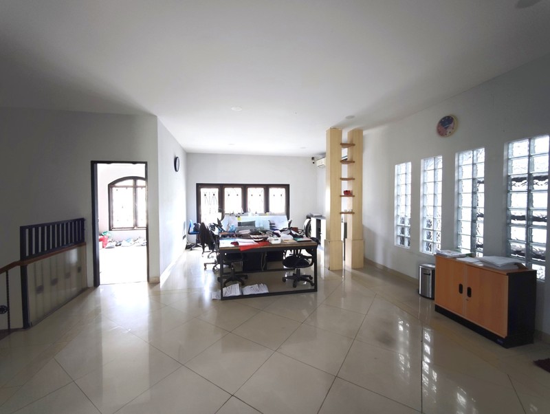 Rumah dengan fungsi kantor, ruang tunggu, ruang direksi, ruang meeting di Janur Elok Kelapa Gading