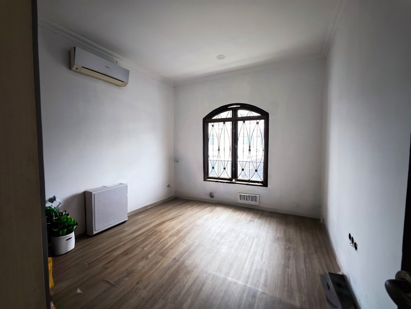 Rumah dengan fungsi kantor, ruang tunggu, ruang direksi, ruang meeting di Janur Elok Kelapa Gading