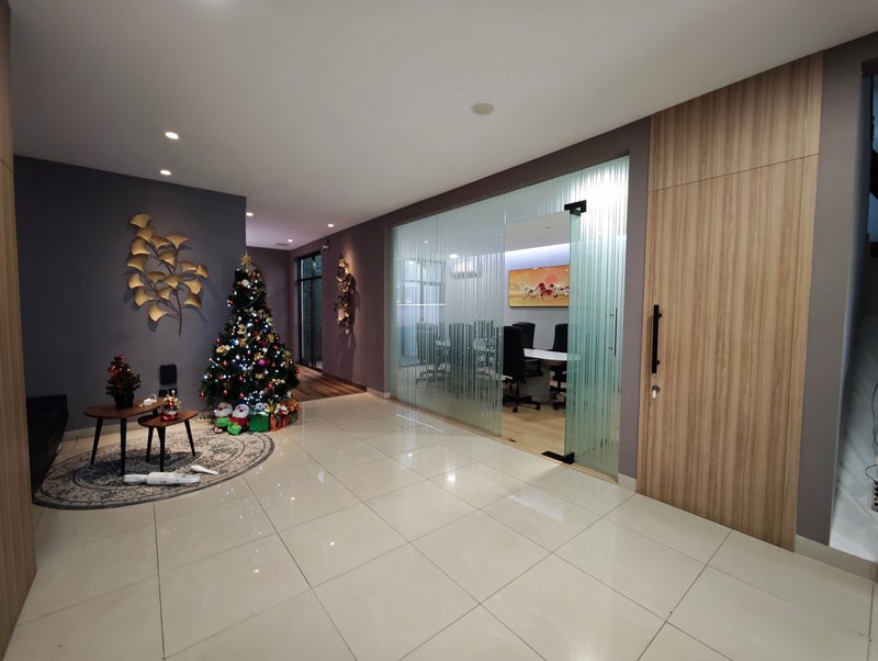 Rumah dengan fungsi kantor, ruang tunggu, ruang direksi, ruang meeting di Janur Elok Kelapa Gading
