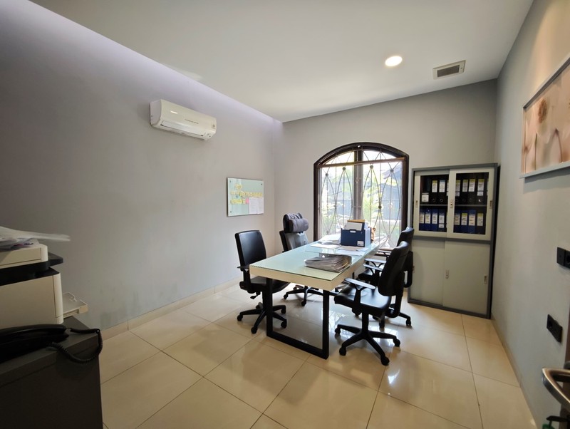 Rumah dengan fungsi kantor, ruang tunggu, ruang direksi, ruang meeting di Janur Elok Kelapa Gading