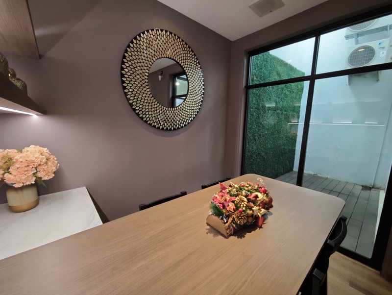 Rumah dengan fungsi kantor, ruang tunggu, ruang direksi, ruang meeting di Janur Elok Kelapa Gading