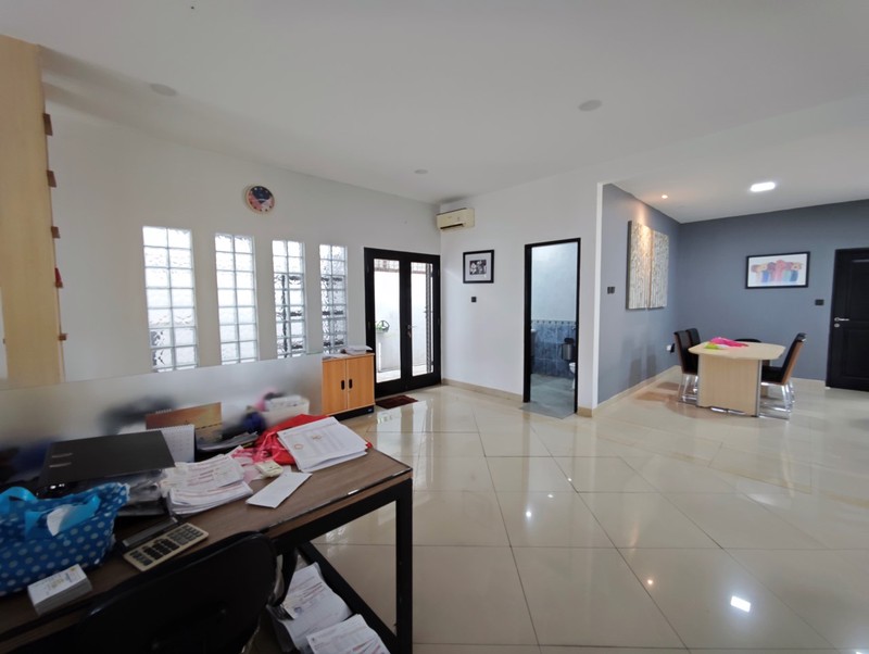Rumah dengan fungsi kantor, ruang tunggu, ruang direksi, ruang meeting di Janur Elok Kelapa Gading