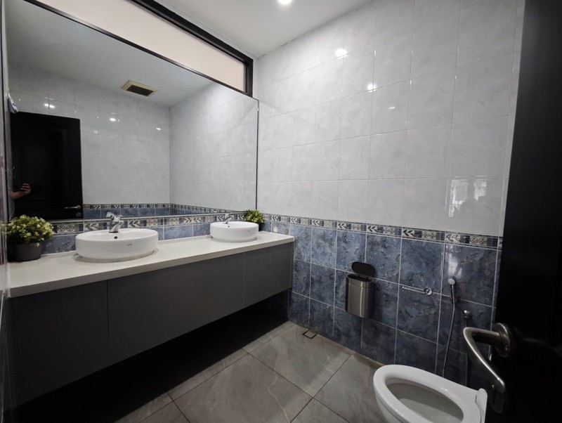 Rumah dengan fungsi kantor, ruang tunggu, ruang direksi, ruang meeting di Janur Elok Kelapa Gading