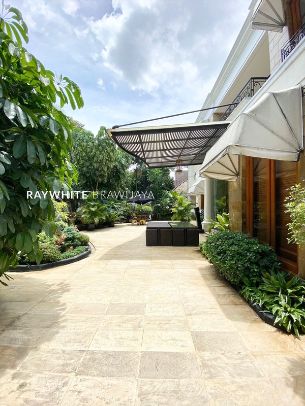 Rumah Mewah Modern Siap Huni Area Menteng Kertosono