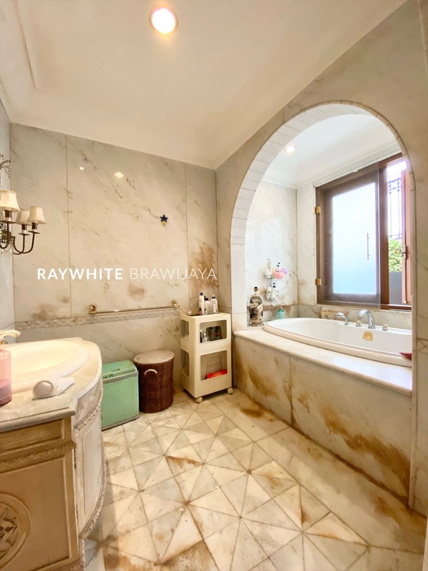 Rumah Mewah Modern Siap Huni Area Menteng Kertosono