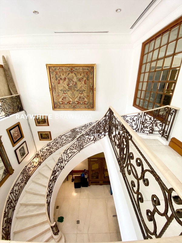 Rumah Mewah Modern Siap Huni Area Menteng Kertosono