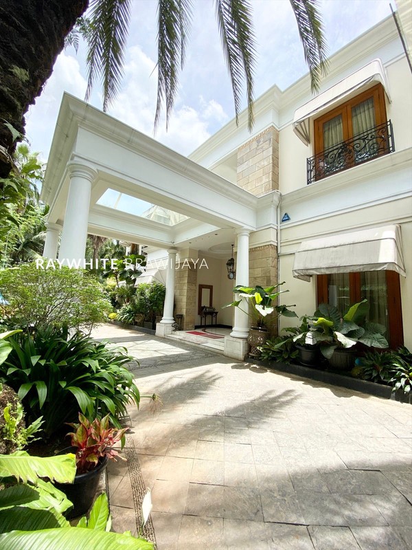 Rumah Mewah Modern Siap Huni Area Menteng Kertosono