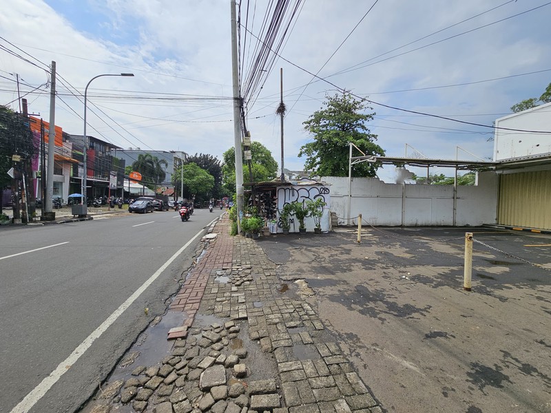Ruang Usaha Lokasi Strategis Pinggir Jalan Raya di Pancoran.