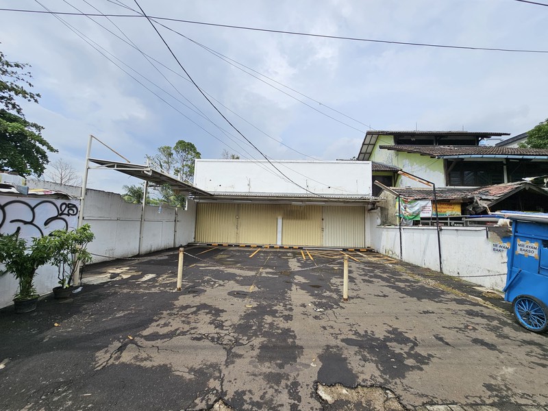 Ruang Usaha Lokasi Strategis Pinggir Jalan Raya di Pancoran.