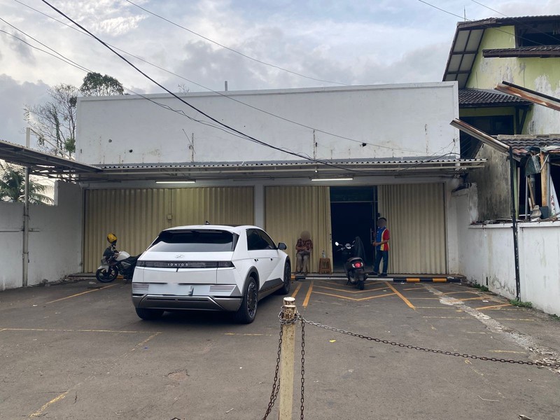 Ruang Usaha Lokasi Strategis Pinggir Jalan Raya di Pancoran.