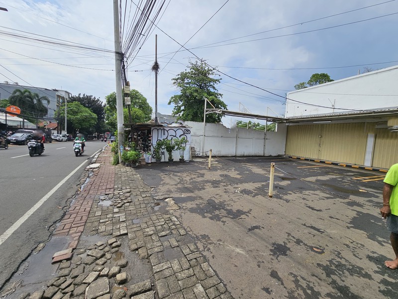 Ruang Usaha Lokasi Strategis Pinggir Jalan Raya di Pancoran.