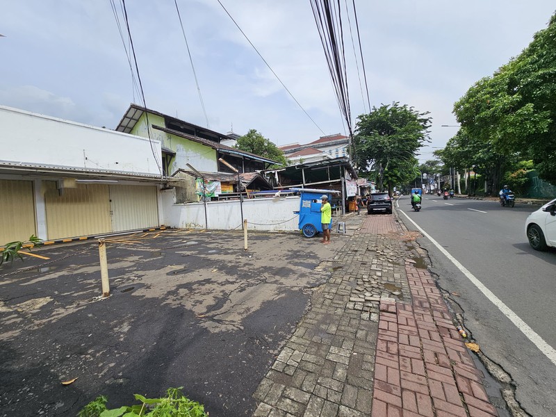Ruang Usaha Lokasi Strategis Pinggir Jalan Raya di Pancoran.