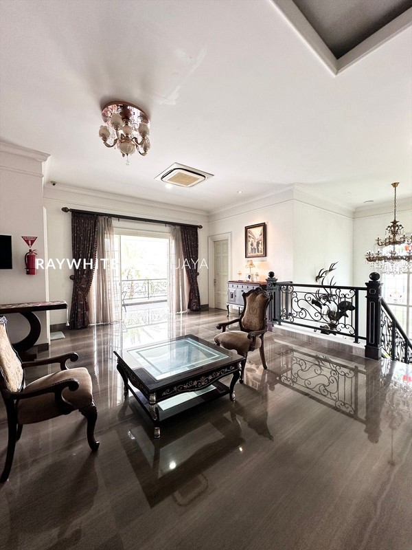 Rumah Mewah Lokasi Strategis Area  Pisangan Raya Cirendeu