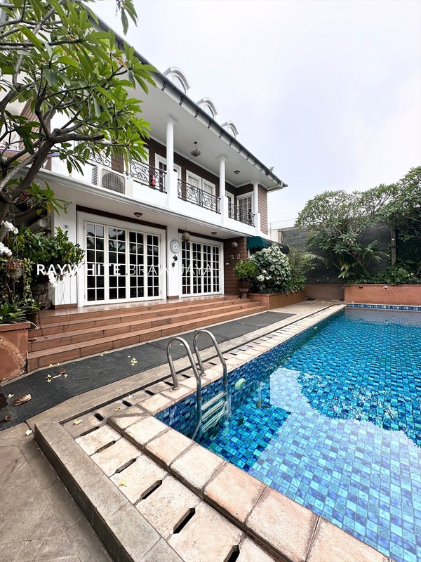 Rumah Mewah Lokasi Strategis Area  Pisangan Raya Cirendeu