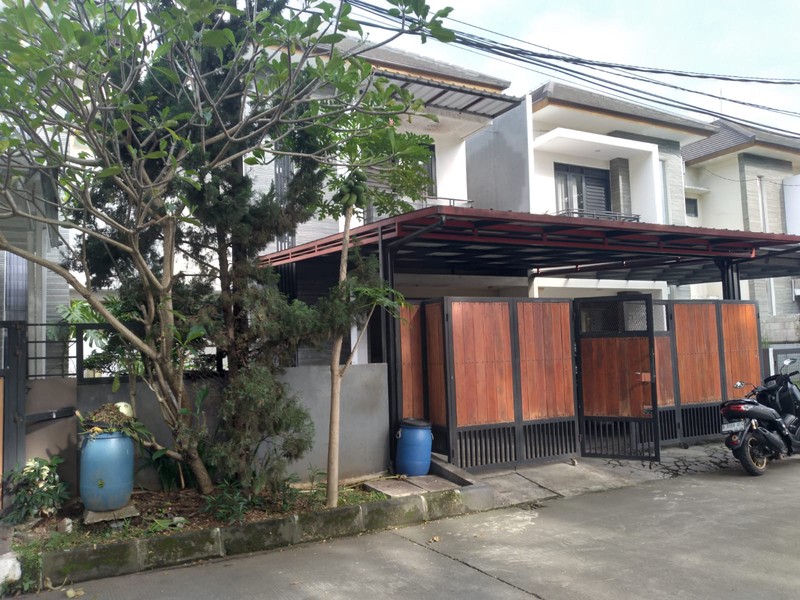 Rumah 2 Lantai dengan Halaman Belakang yang Luas di Grand Sharon