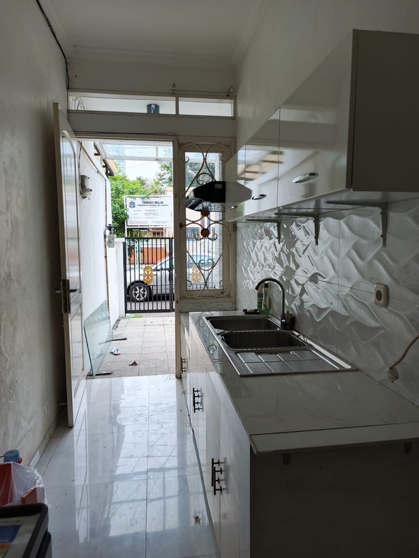 Jual cepat rumah strategis tengah kota di jalan mirah V meruya jakarta barat dki jakarta