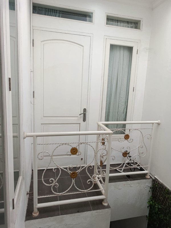 Jual cepat rumah strategis tengah kota di jalan mirah V meruya jakarta barat dki jakarta