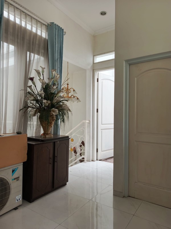 Jual cepat rumah strategis tengah kota di jalan mirah V meruya jakarta barat dki jakarta