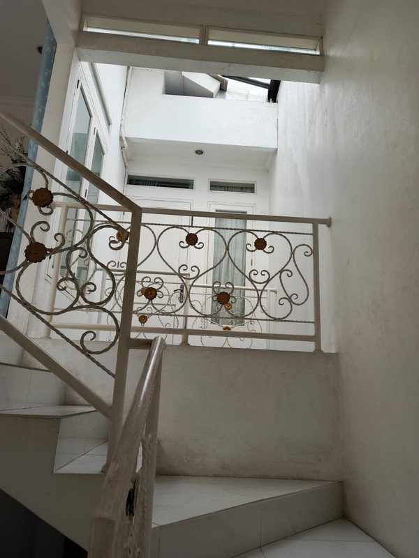 Jual cepat rumah strategis tengah kota di jalan mirah V meruya jakarta barat dki jakarta