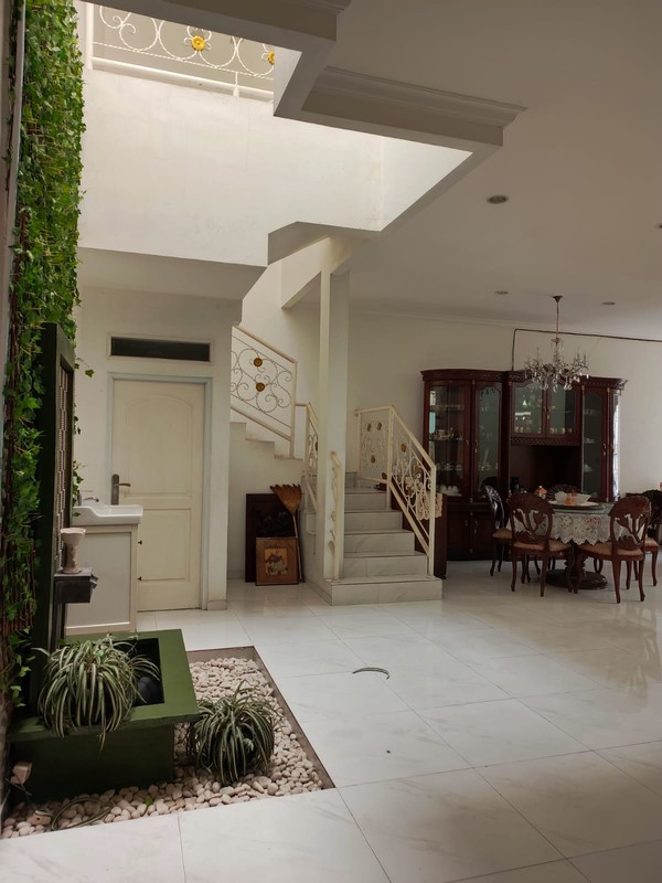 Jual cepat rumah strategis tengah kota di jalan mirah V meruya jakarta barat dki jakarta