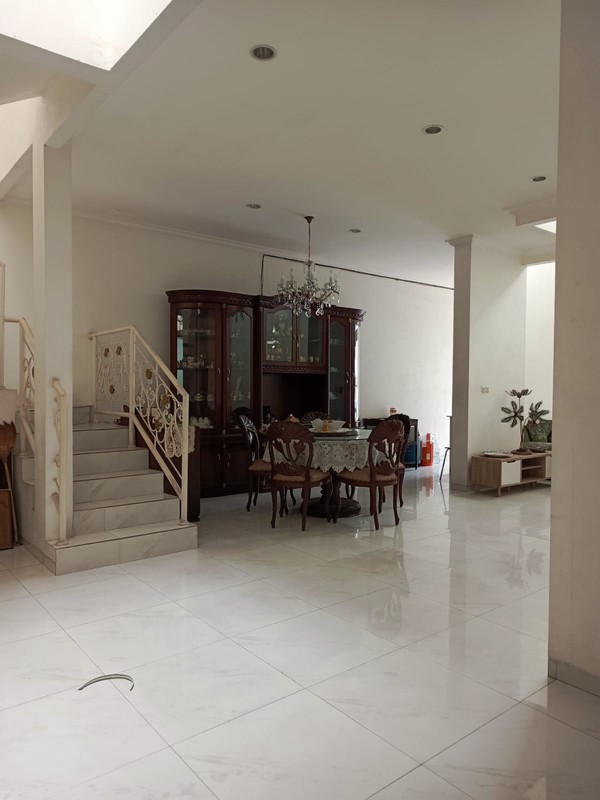 Jual cepat rumah strategis tengah kota di jalan mirah V meruya jakarta barat dki jakarta