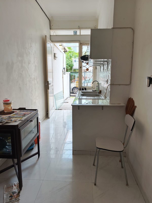 Jual cepat rumah strategis tengah kota di jalan mirah V meruya jakarta barat dki jakarta