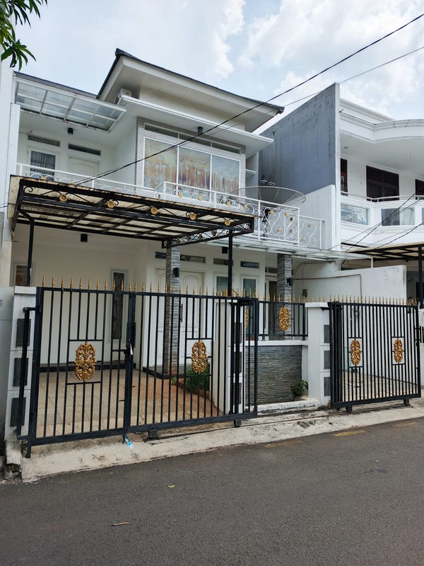 Jual cepat rumah strategis tengah kota di jalan mirah V meruya jakarta barat dki jakarta