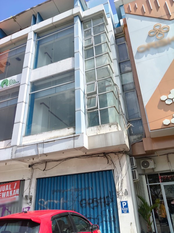 Disewakan Ruko Strategis 3 Lantai di Ringroad Utara Yogyakarta - Cocok untuk Bisnis