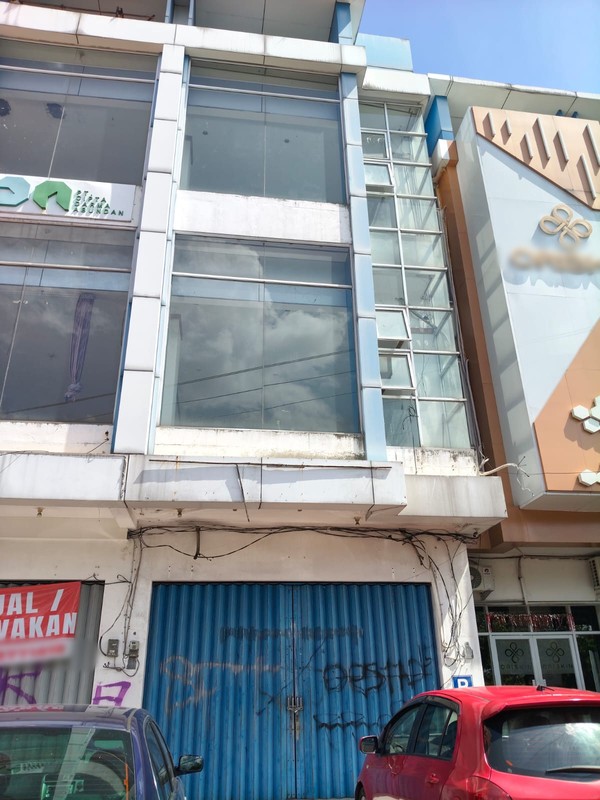 Disewakan Ruko Strategis 3 Lantai di Ringroad Utara Yogyakarta - Cocok untuk Bisnis