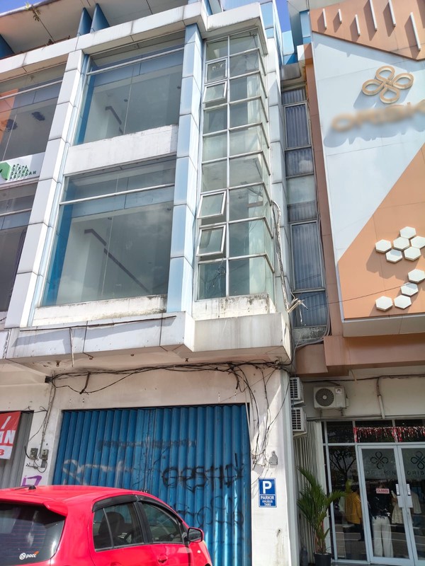 Disewakan Ruko Strategis 3 Lantai di Ringroad Utara Yogyakarta - Cocok untuk Bisnis