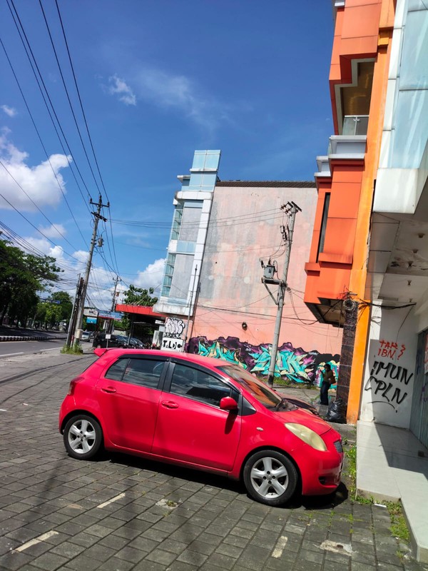 Disewakan Ruko Strategis 3 Lantai di Ringroad Utara Yogyakarta - Cocok untuk Bisnis