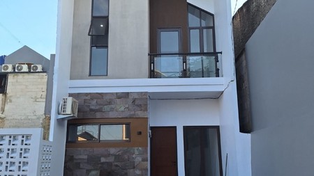 Rumah Baru 2 Lantai. Minimalis Model Scandinavian. Bebas Banjir di E Lagoon, Serua Indah, Ciputat