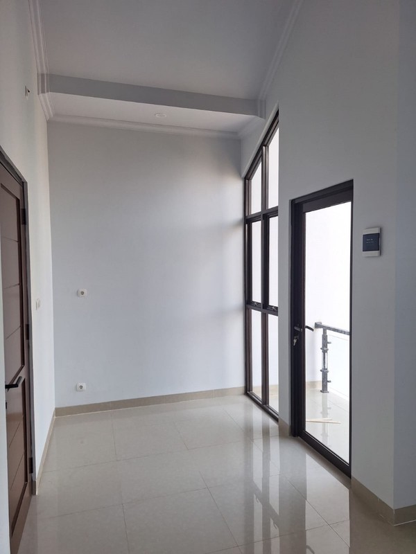 Rumah Baru 2 Lantai. Minimalis Model Scandinavian. Bebas Banjir di E Lagoon, Serua Indah, Ciputat