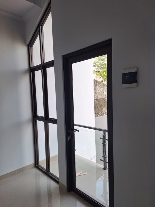 Rumah Baru 2 Lantai. Minimalis Model Scandinavian. Bebas Banjir di E Lagoon, Serua Indah, Ciputat