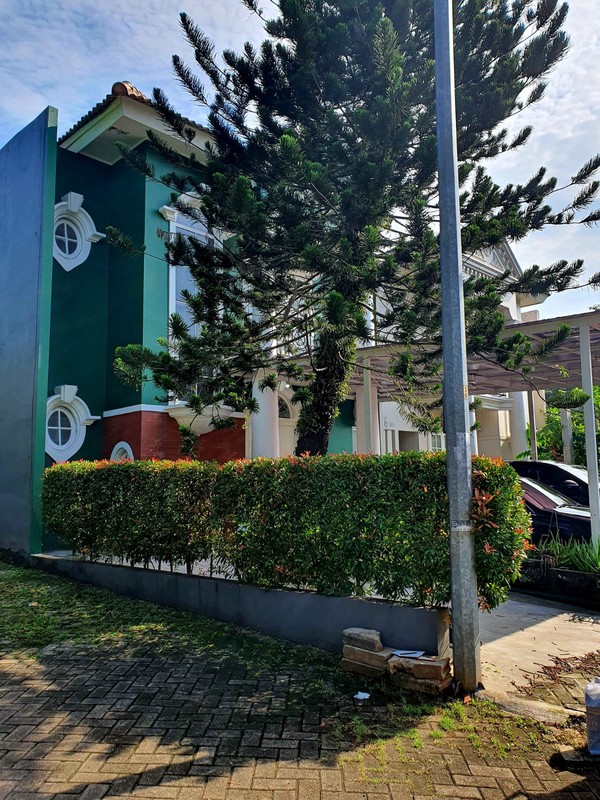 dijual cepat rumah strategis siap huni di taman chrysant 2 kencana loka bsd city, shm pembayaran bisa kpr