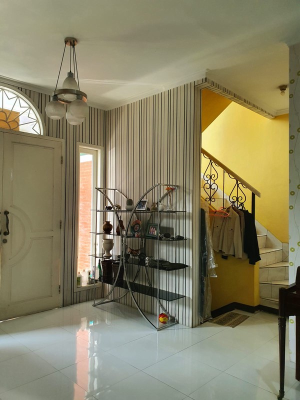 dijual cepat rumah strategis siap huni di taman chrysant 2 kencana loka bsd city, shm pembayaran bisa kpr