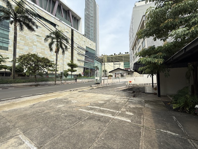 BANGUNAN EX RESTO DI JAKARTA PUSAT TEPAT DI SEBELAH GRAND INDONESIA