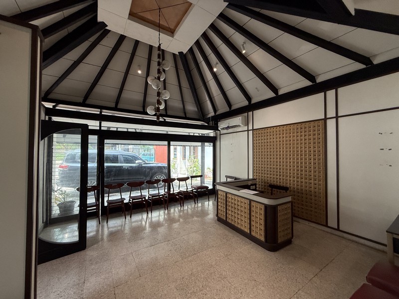 BANGUNAN EX RESTO DI JAKARTA PUSAT TEPAT DI SEBELAH GRAND INDONESIA